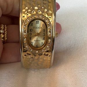 GEORGEOUS Hammered Gold Tone Cuff Fashioin Watch